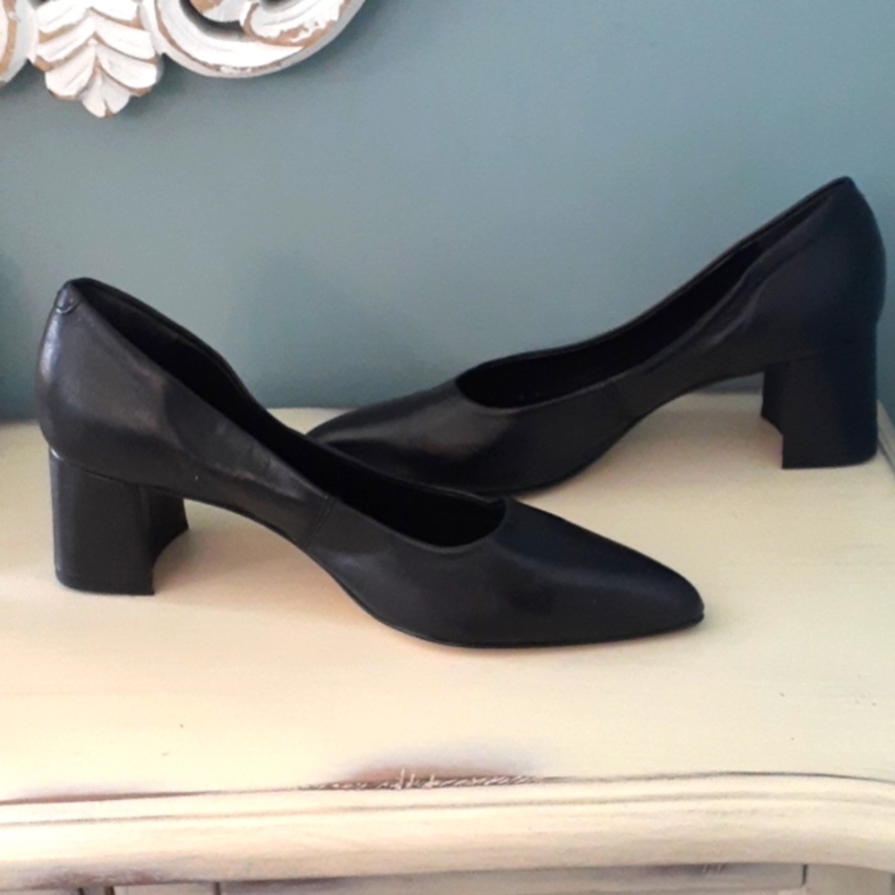 % Black leather Lorenzo Dei pointy toe heels